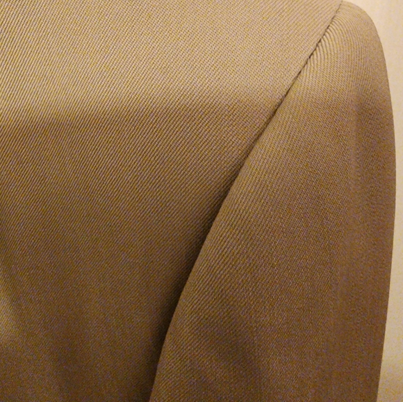 Ermenegildo Zegna tan silk/ wool suit. - Picture 7 of 15